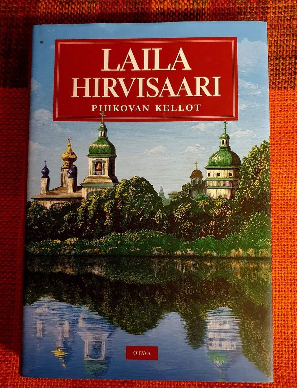 LAILA HIRVISAARI
Pihkovan kellot