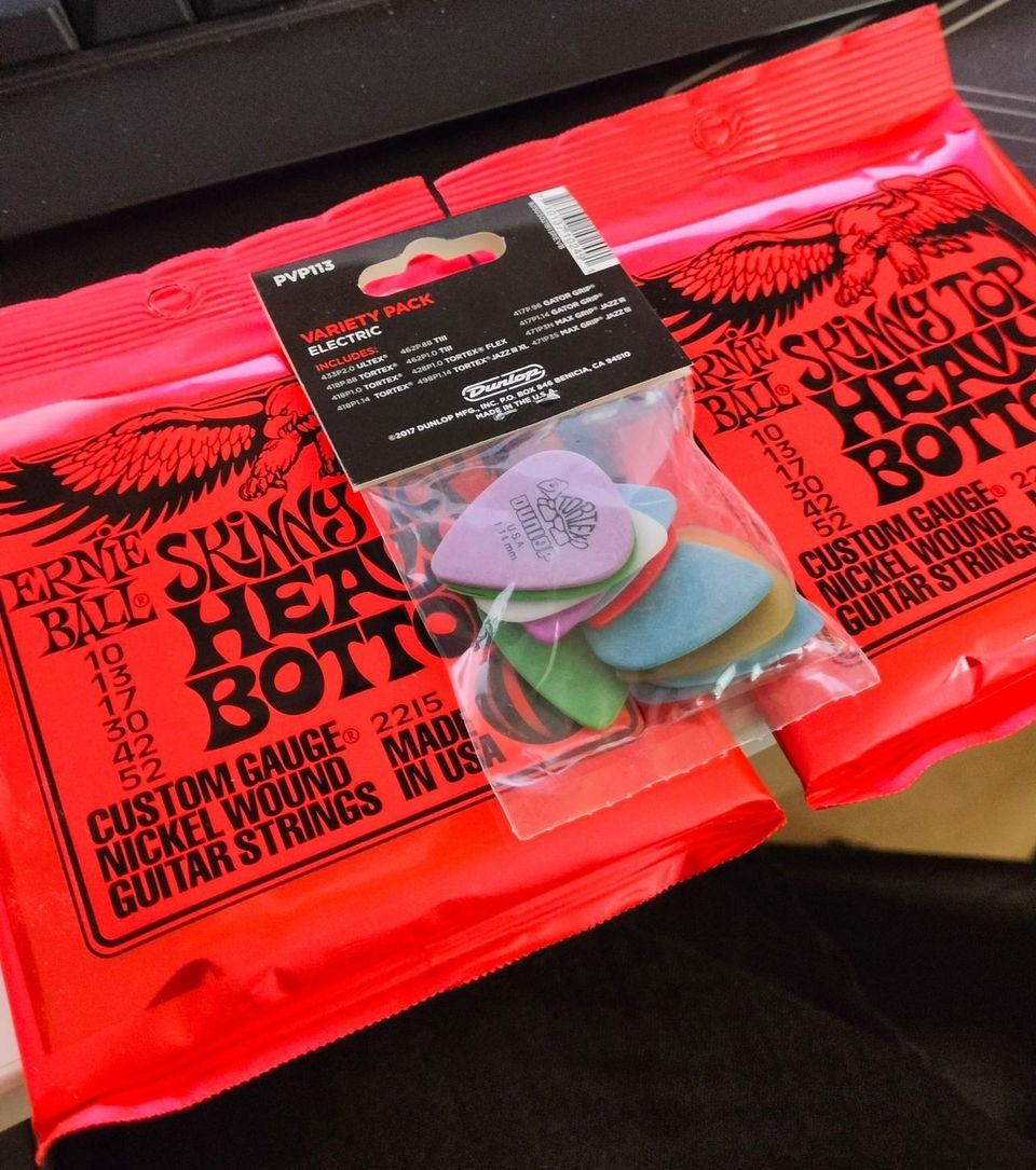 Ernie Ball sähkökitaran kielet + plektrat