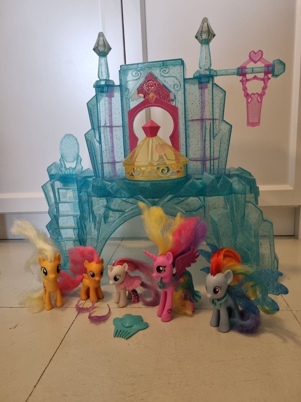 My Little Pony linna ja poneja