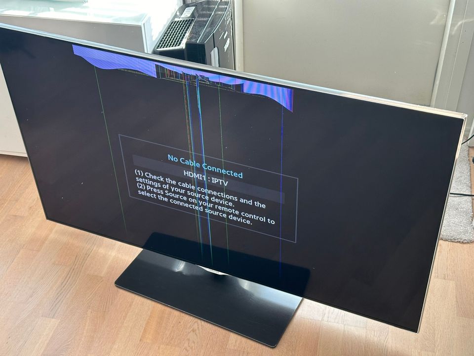 Samsung 55” TV UE55F6655SB, paneeli rikki