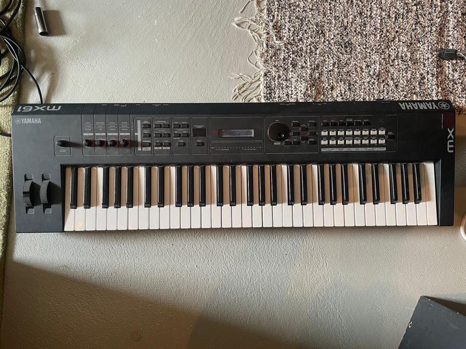 Yamaha MX-61 -kevytsyntetisaattori