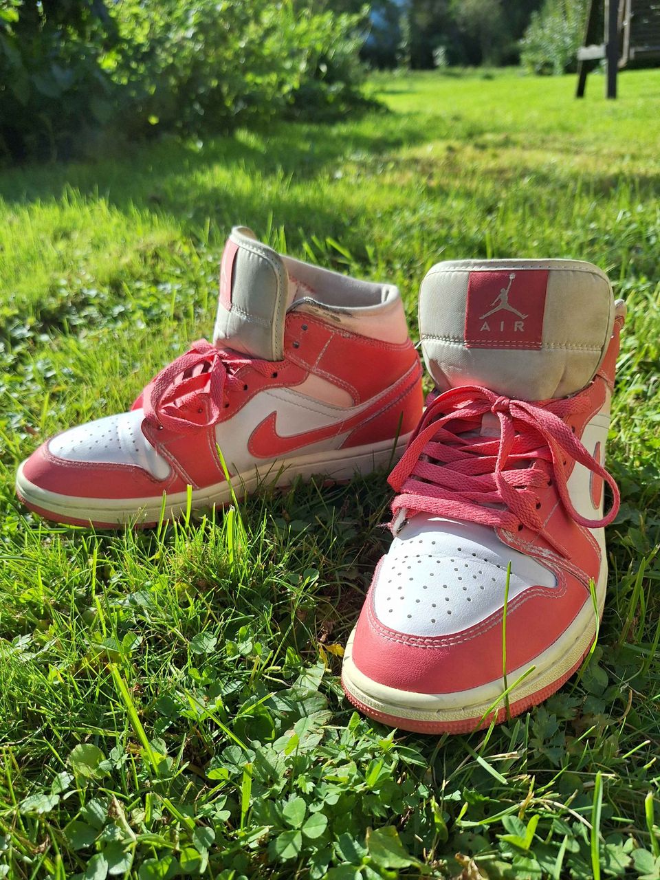 Air Jordan 1 Mid Strawberries and Cream, 39