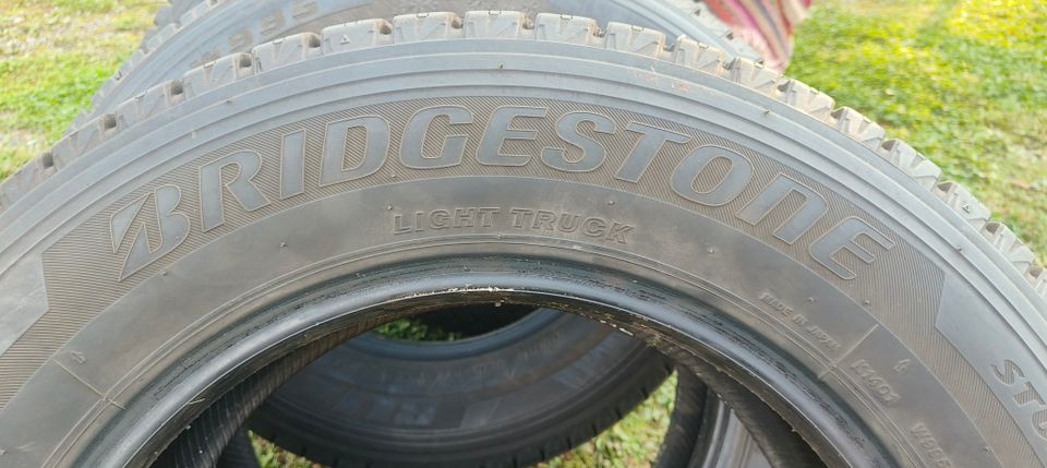 Bridgestone blizzak 215/65R16C kitkarenkaat