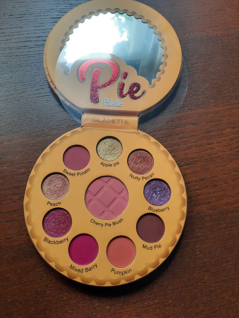 Glamlite Pie palette luomiväripaletti. Meikit meikki