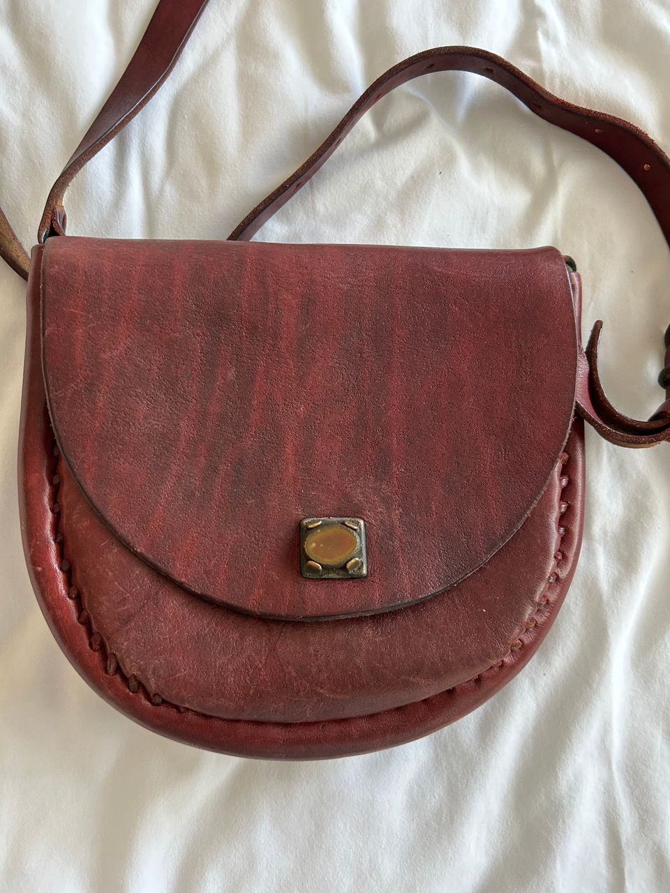 Käsintehty nahkainen crossbody laukku 1970 luvulta