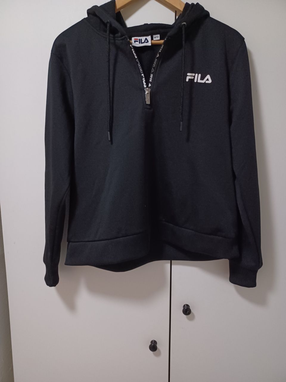 Fila huppari, M