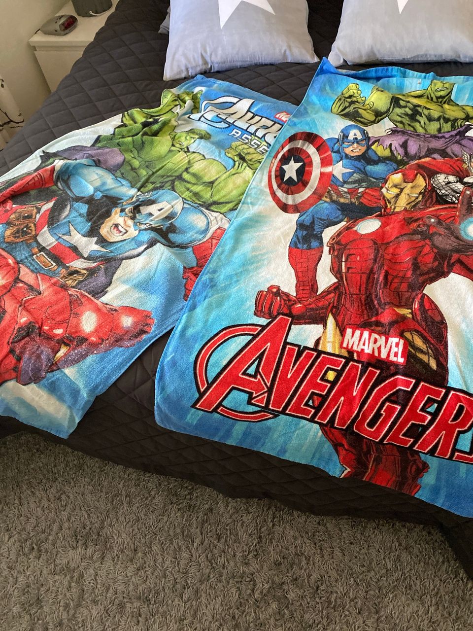 Kaksi marvel avengers pyyhettä