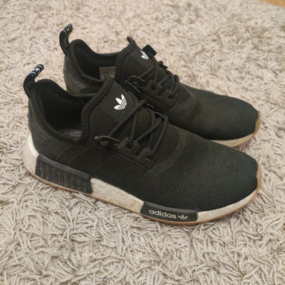 Adidas NMD R1 mustat lenkkarit