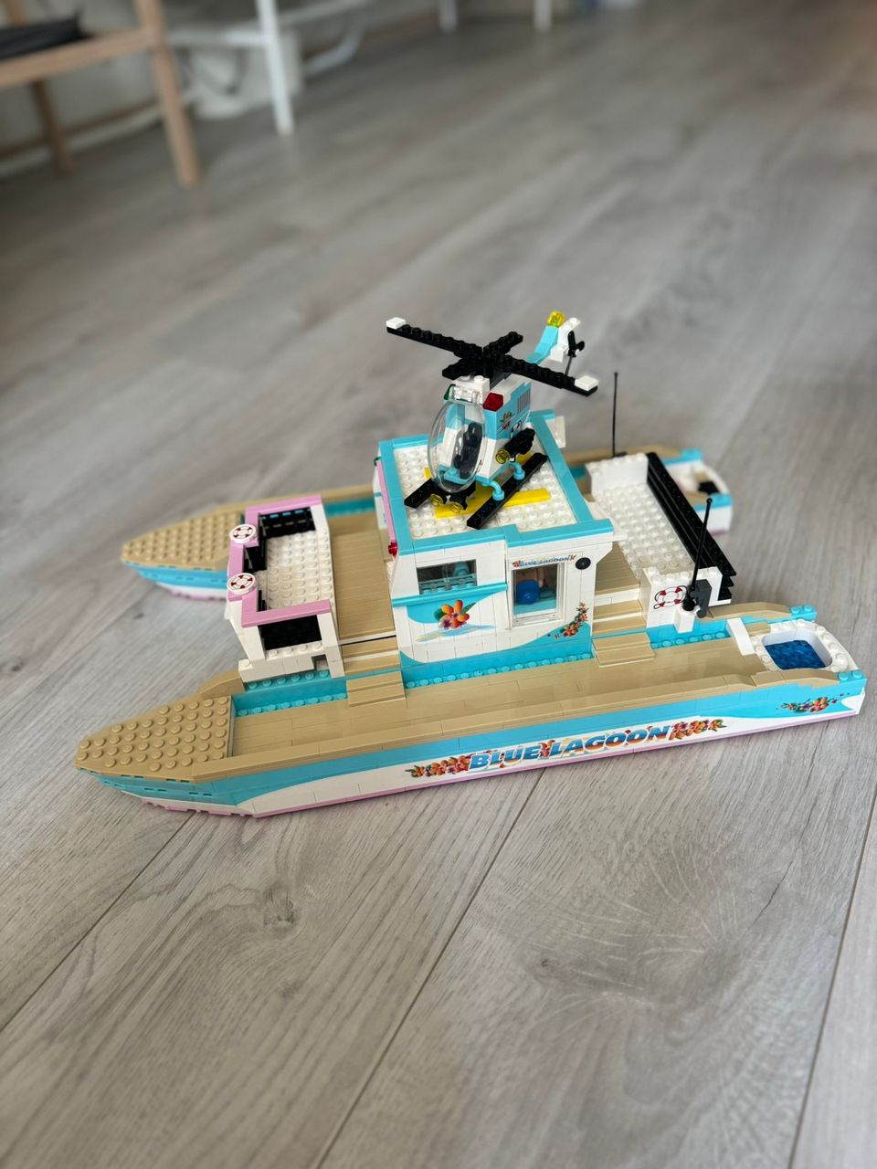 Myydään suuri katamaraani, joka kootaan kuin LEGO-rakennussarja