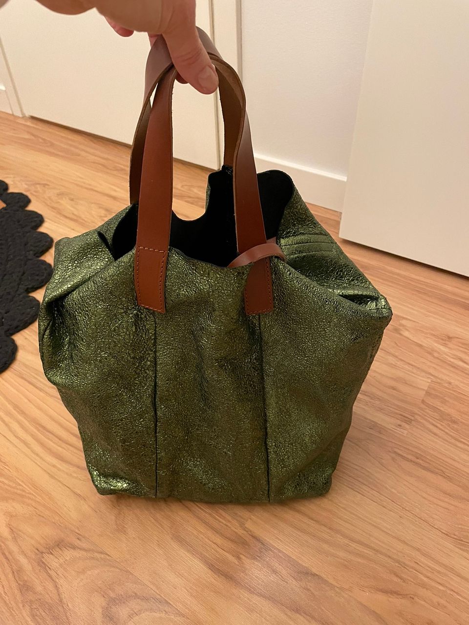 LUMI Linda S tote metallic green laukku