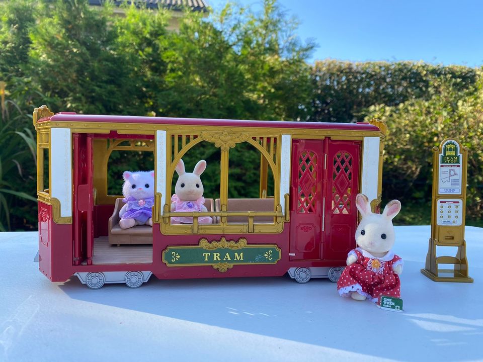 Sylvanian Families -raitiovaunu matkustajineen