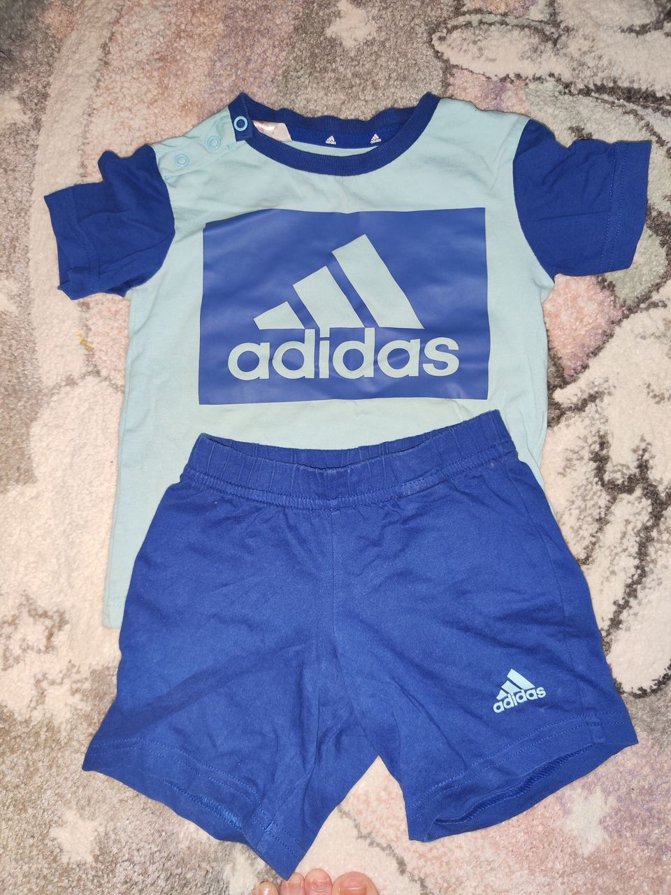 Adidas shortsisetti koko 86