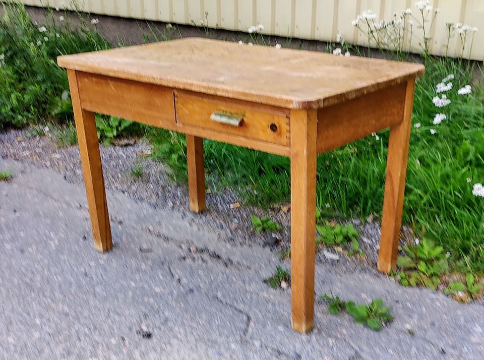 Kaunis antiikki lasten pöytä vintage koulupöytä