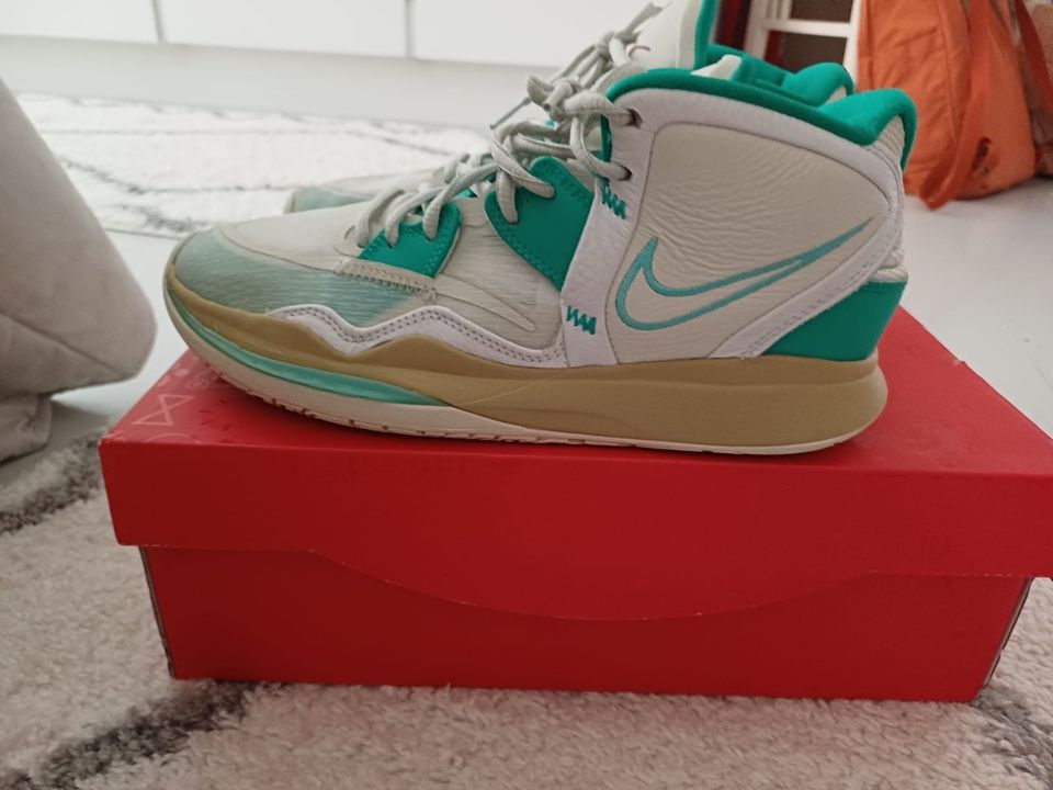 M: Nike Kyrie Infinity -koripallokengät koko 41