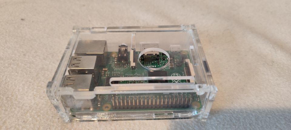 Raspberry Pi2 + suojakotelo + 16gb SD-muistikortti