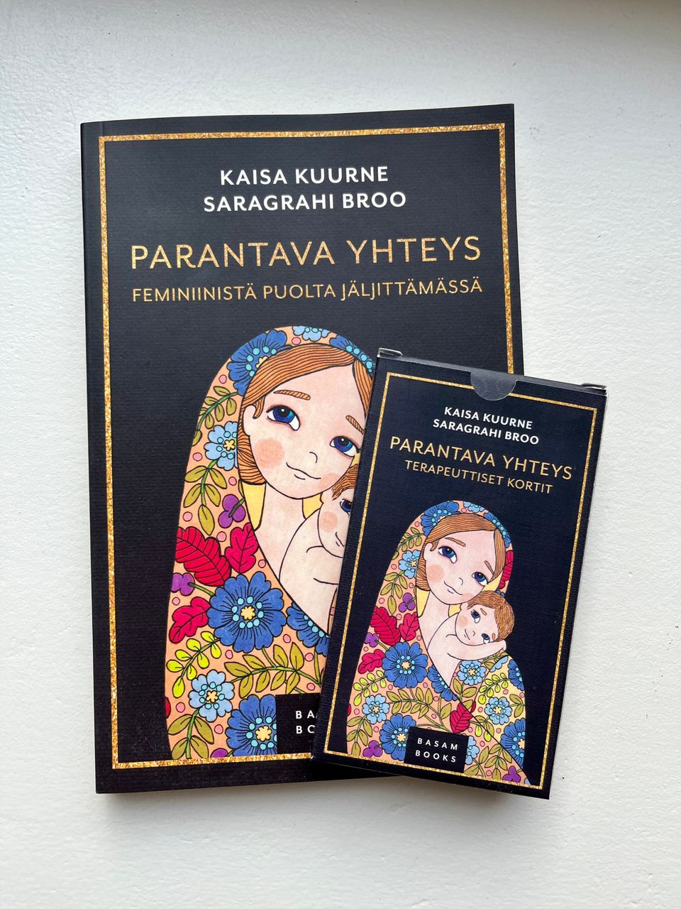 Parantava yhteys -kirja ja terapeuttiset kortit