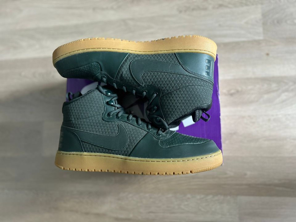 NEW Nike Court Borought Winter Mid Outdoor Green