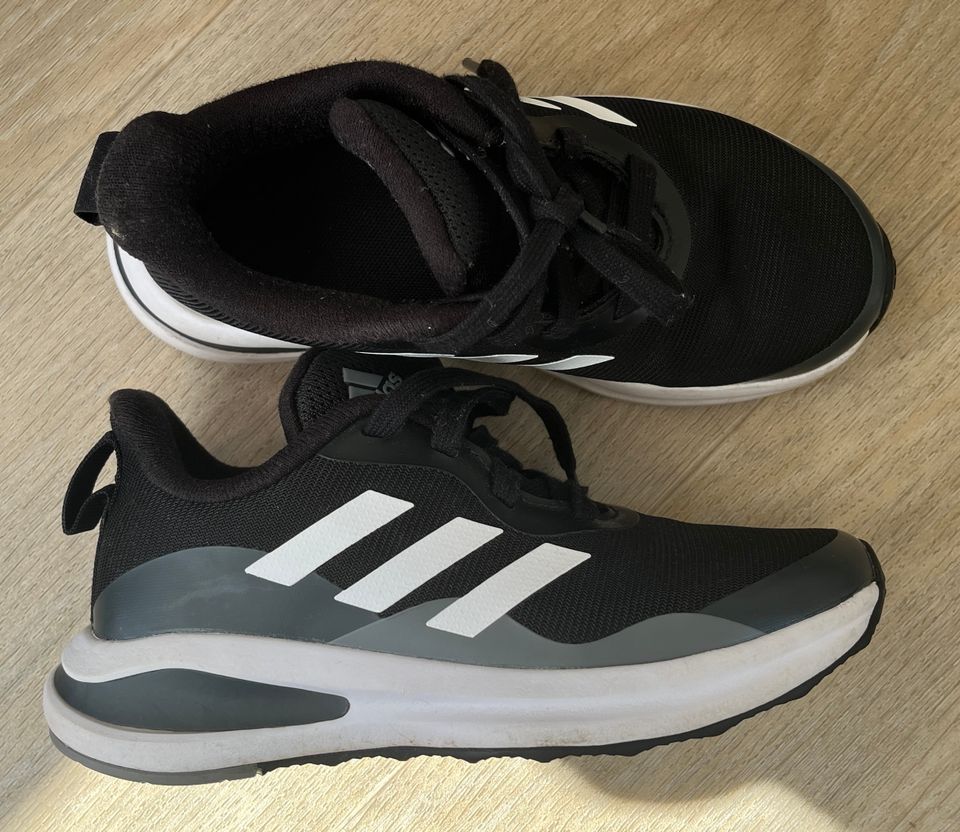 Adidas lenkarit koko 31