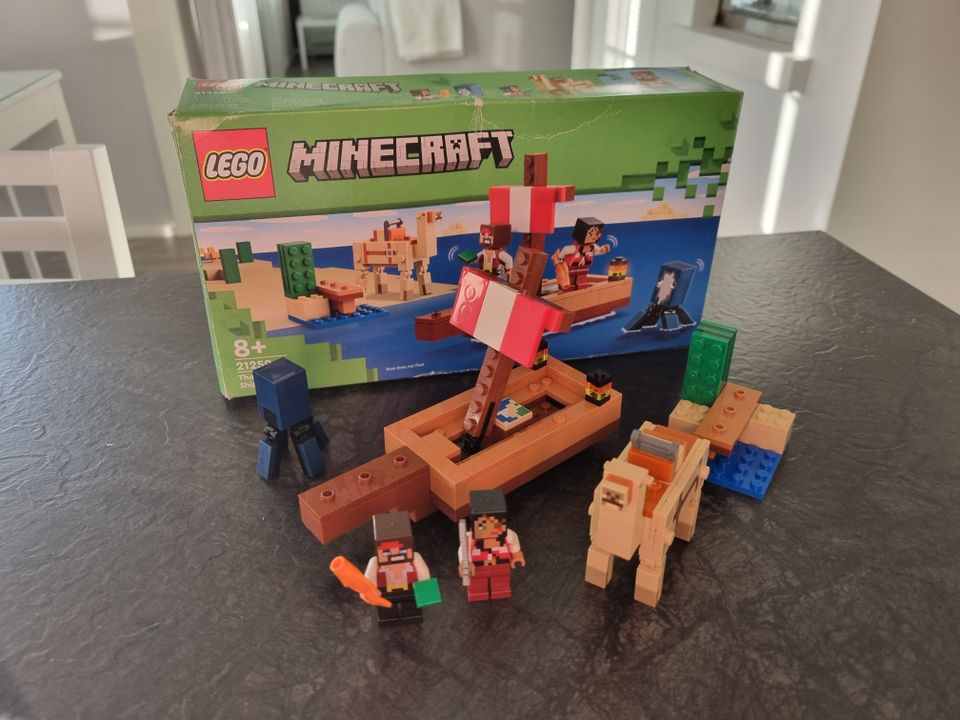 Lego Minecraft 21259 Merirosvolaivan matka