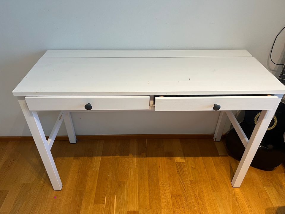 HEMNES työpöytä