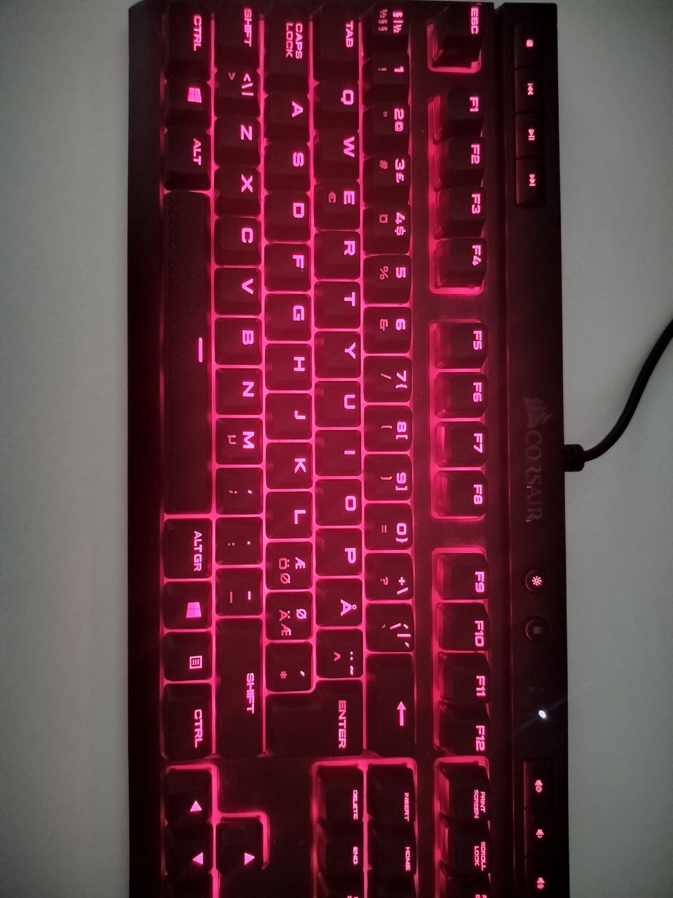 Corsair gaming K63 Compact Cherry MX kytkimillä