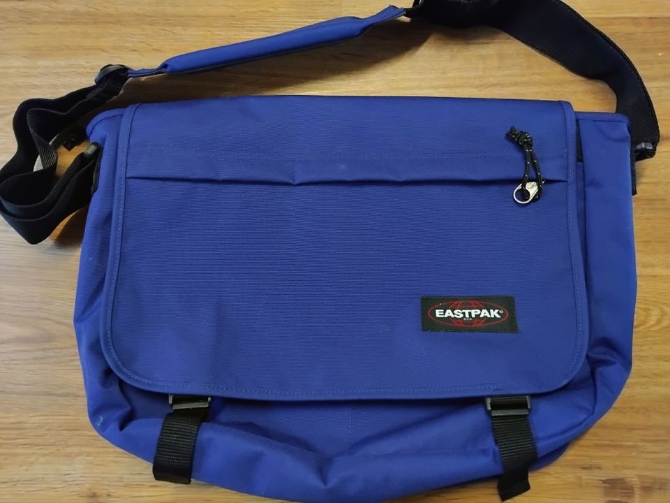 Uusi Eastpak olkalaukku