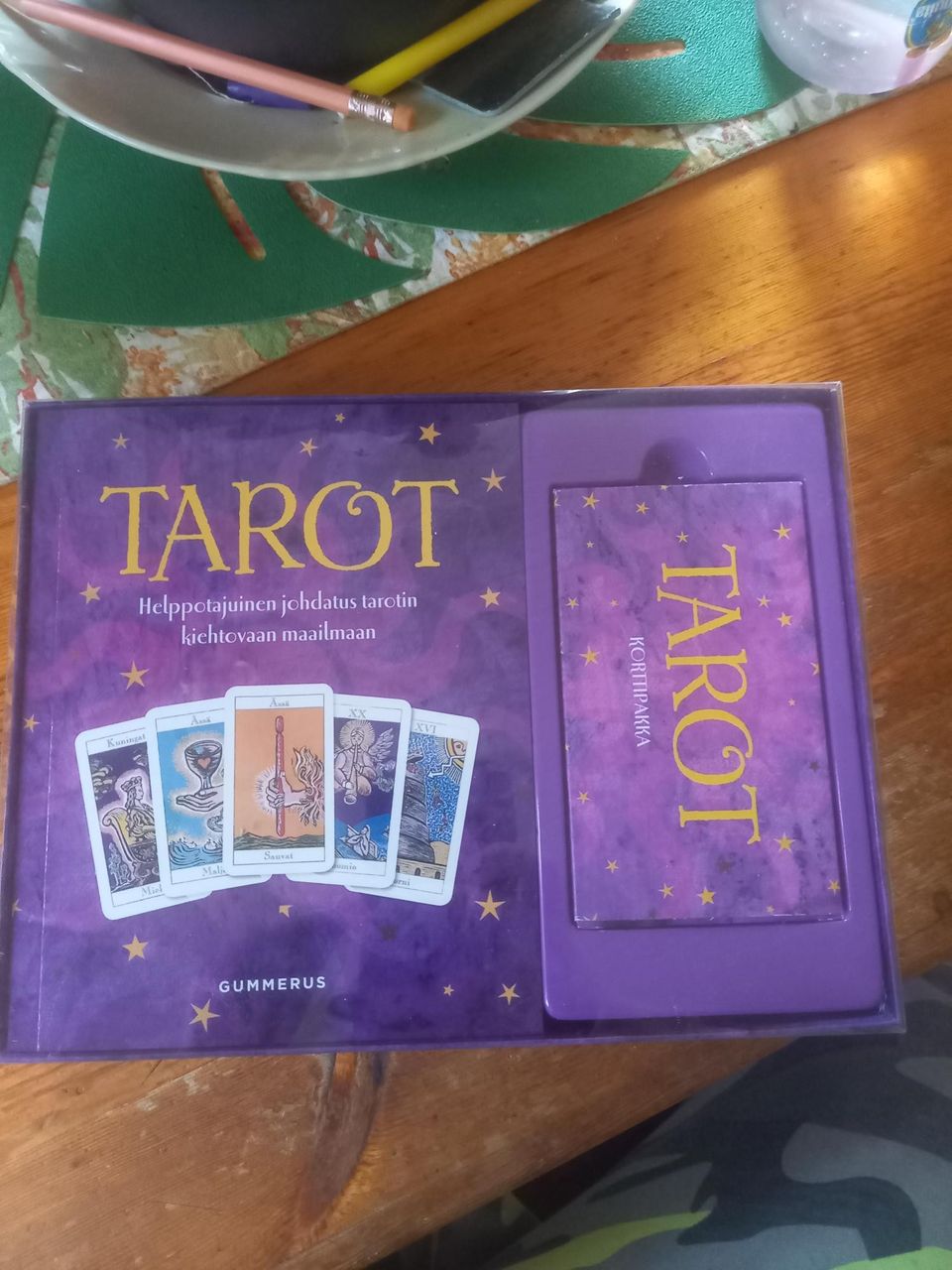 Tarot korttipakka ja opas