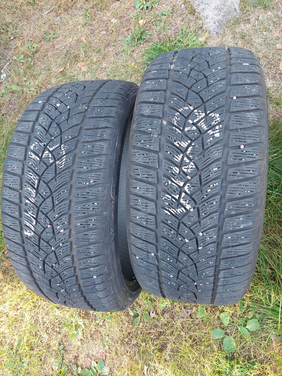 Goodyear 235/40R19 kitkapari