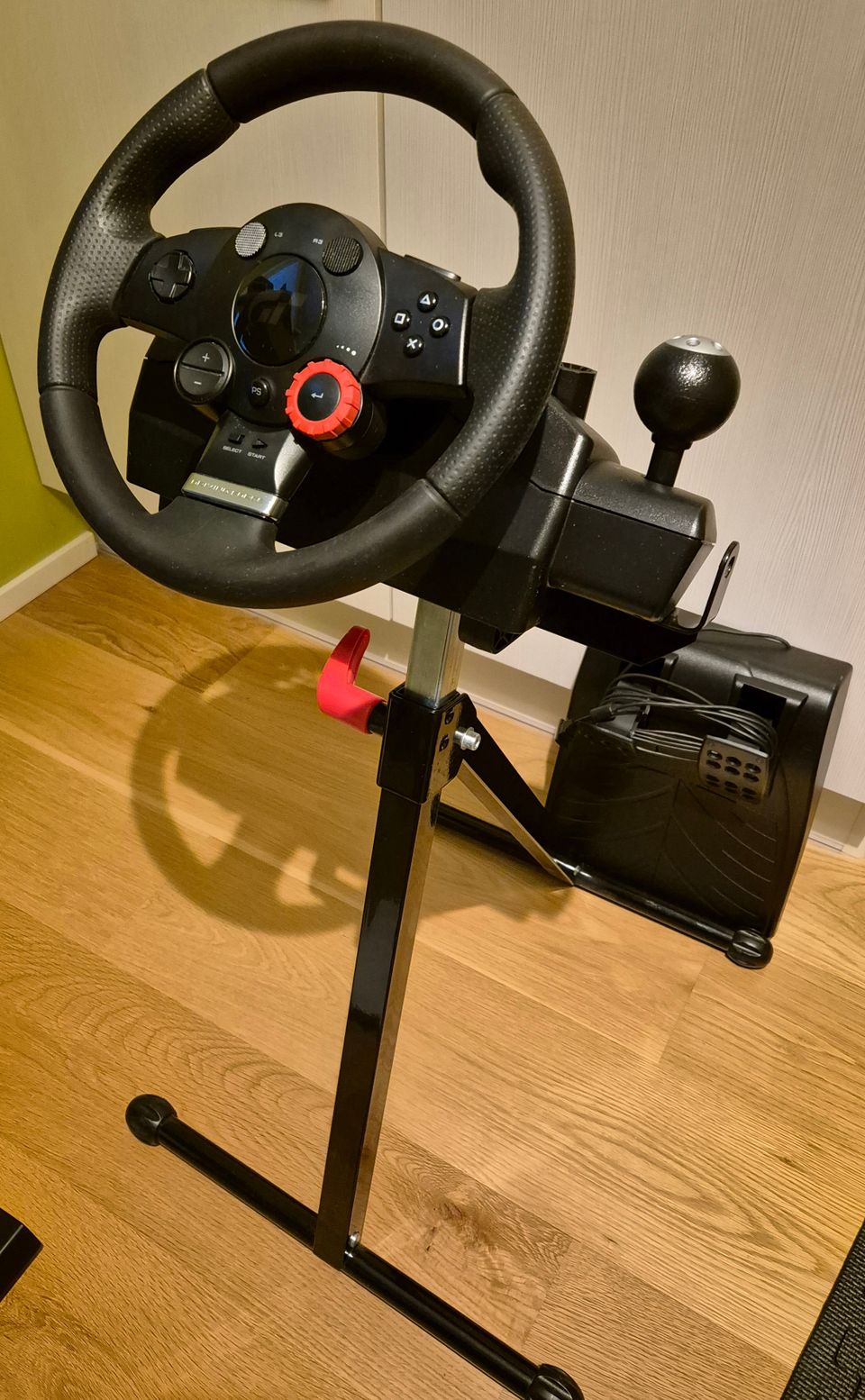 Rattiohjain Logitech Driving Force GT e-x5c19 + polkimet + lattiateline