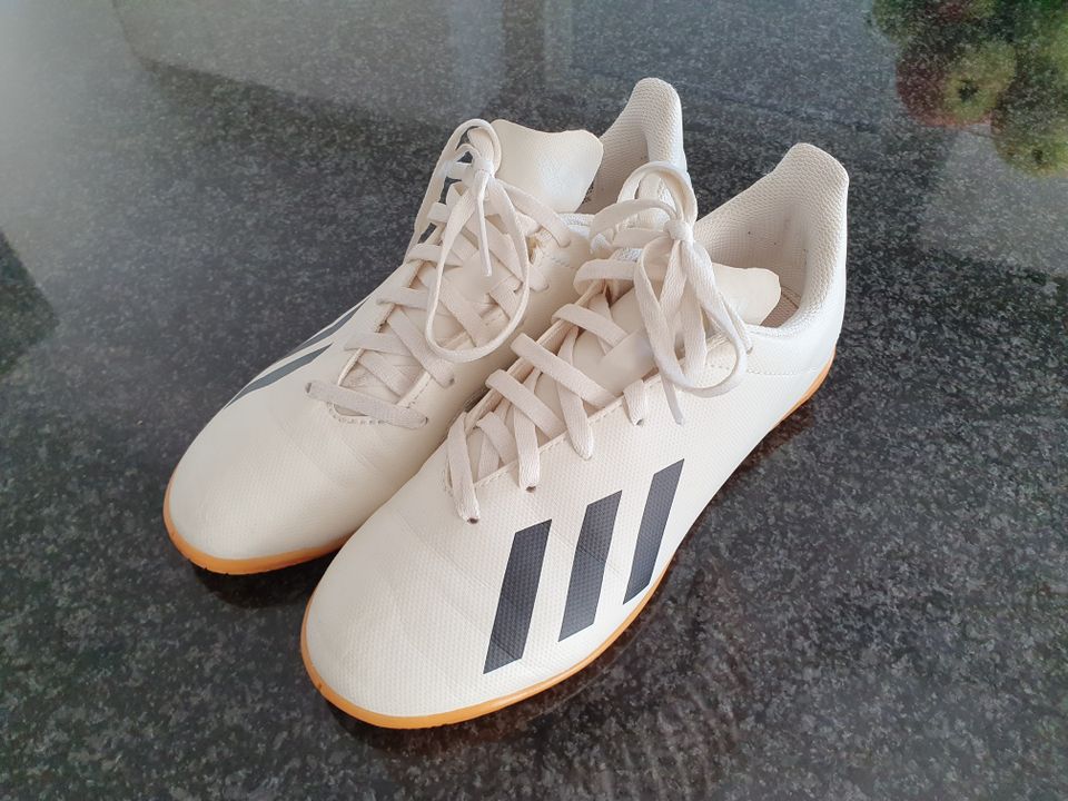 Adidas futsal-kengät