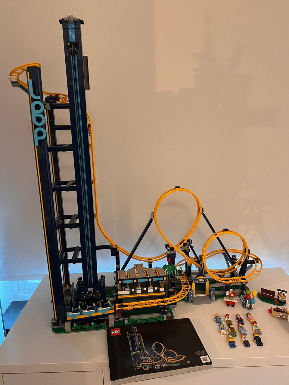 Lego 10303 - Loop Coaster / Silmukkavuoristorata, ehkä 1 varaosa puuttuu.