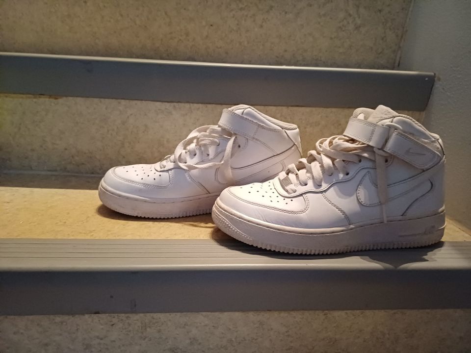 Nike air force one naisten varsilenkkarit