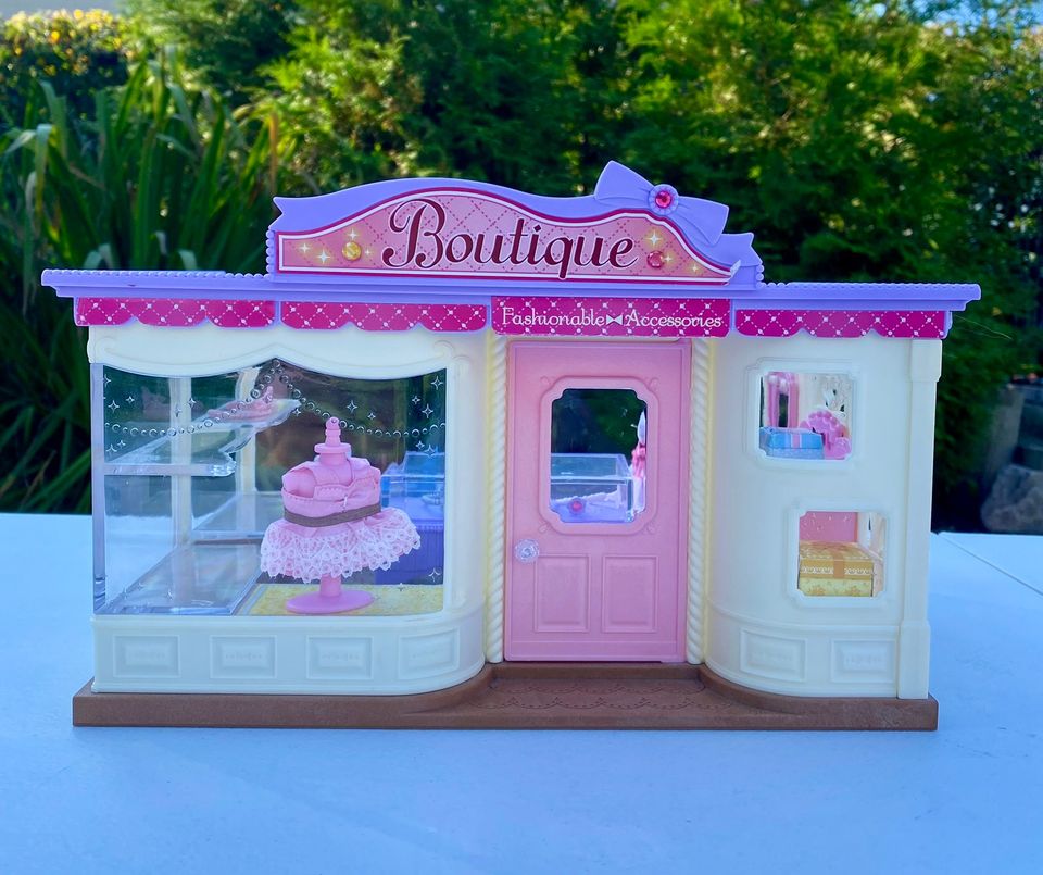 Sylvanian Families -kauppa kalusteineen ja myyjä