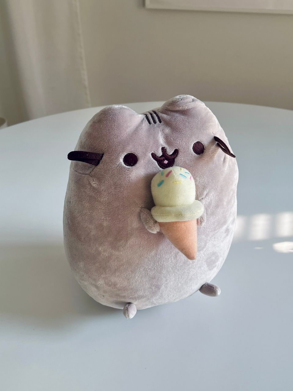 Pusheen-kissapehmolelu (Pusheen ja jäätelö), 24 cm