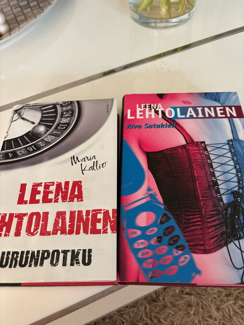 Leena Lehtolaisen kirjat