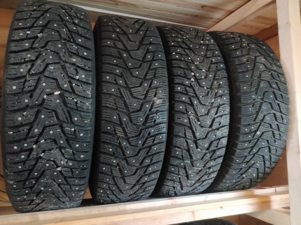 185/65 15 Hankook nastarenkaat vanteilla