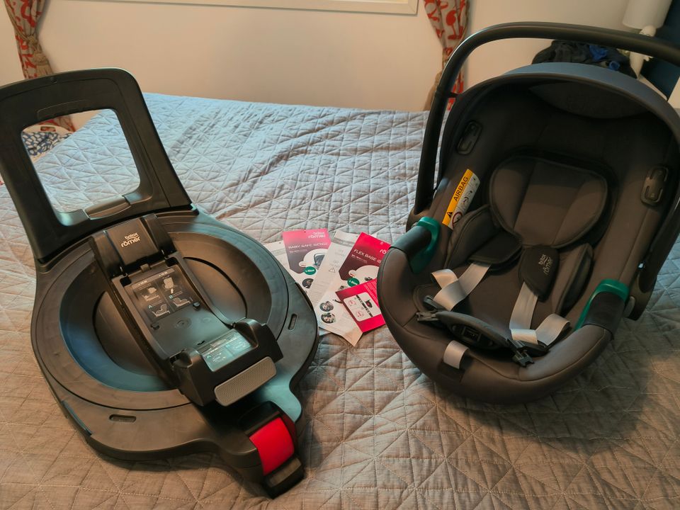 Britax Baby-safe isense kaukalo ja flex base telakka