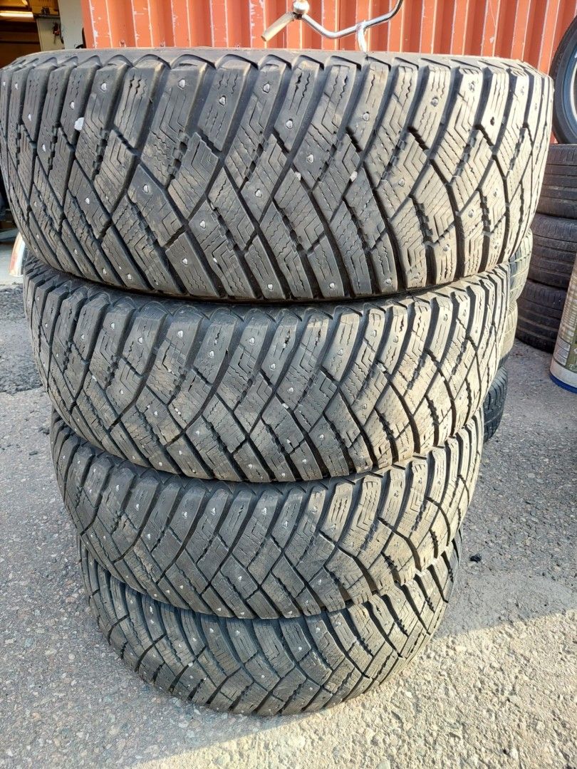 215/65R16 Goodyear nastarenkaat 4kpl