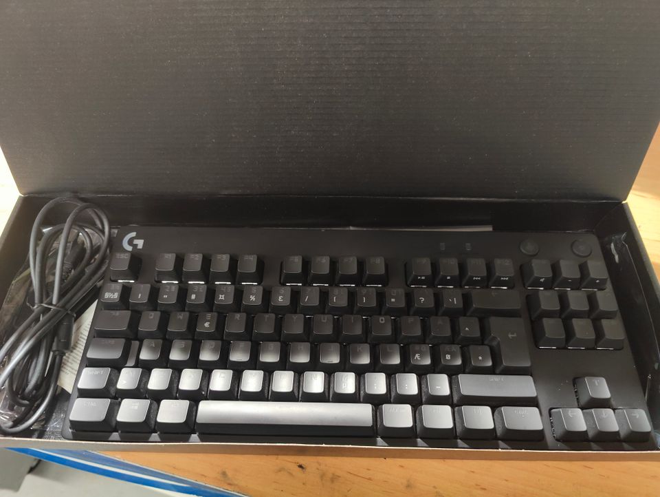 Logitech Pro TenKeyless mekaaninen RGB pelinäppäimistö