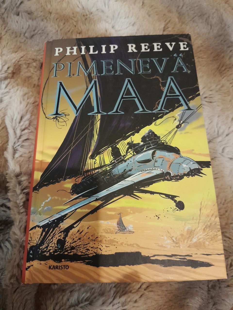 Pimenevä Maa. Philip Reeve. Viimeinen osa.