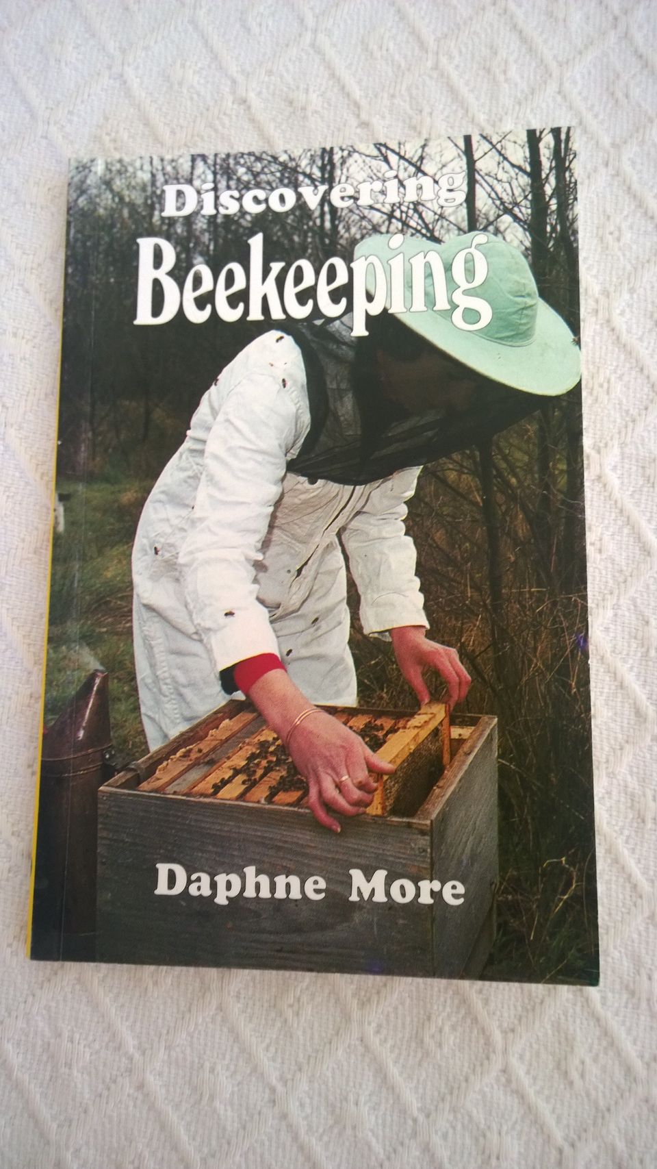 Bee keeping: Kirja mehiläisten hoidosta/-tarhauksesta