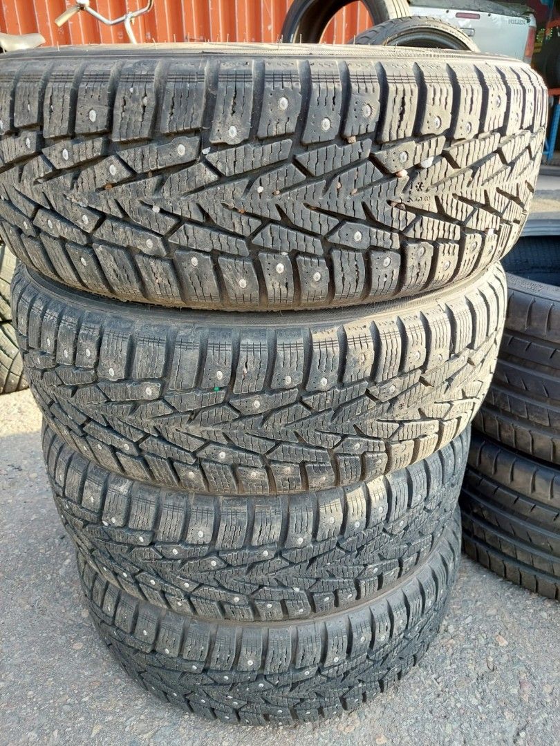 185/60R15 Nokian nastarenkaat 4kpl