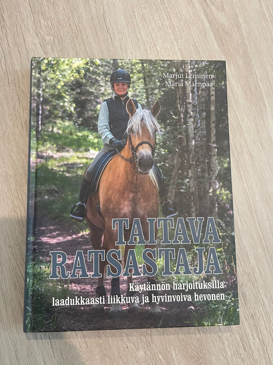 TAITAVA RATSASTAJA -kirja