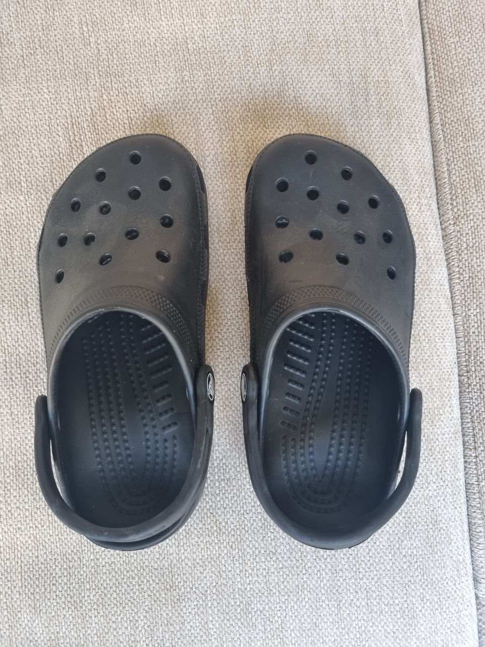 Mustat crocsit