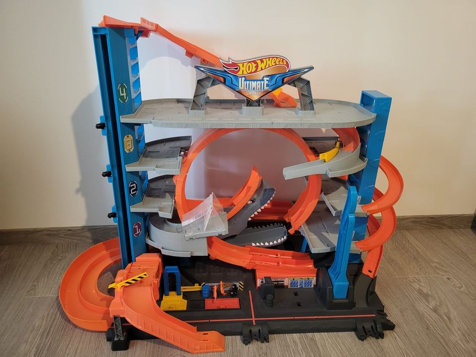 Hot Wheels Ultimate Mega Garage -parkkitalo