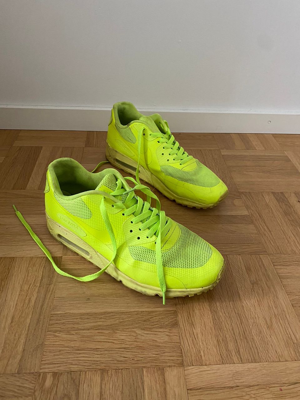 Neonkeltaiset Nike Airmax