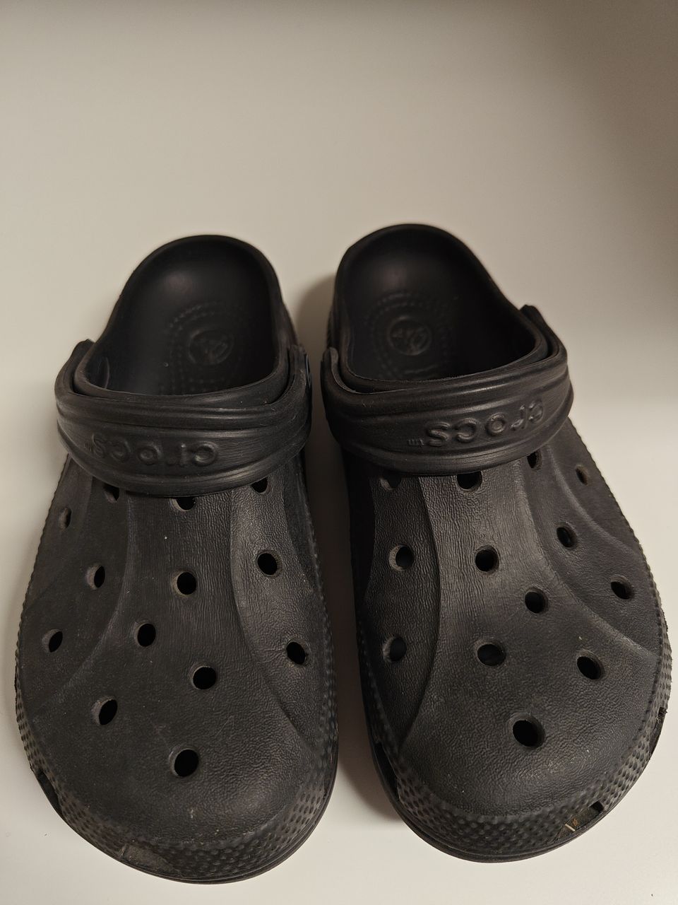 Mustat crocsit