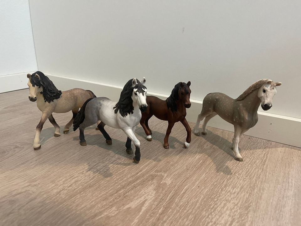 Schleich hevosia, nopeimmalle ostajalle suitset kaupan päälle!