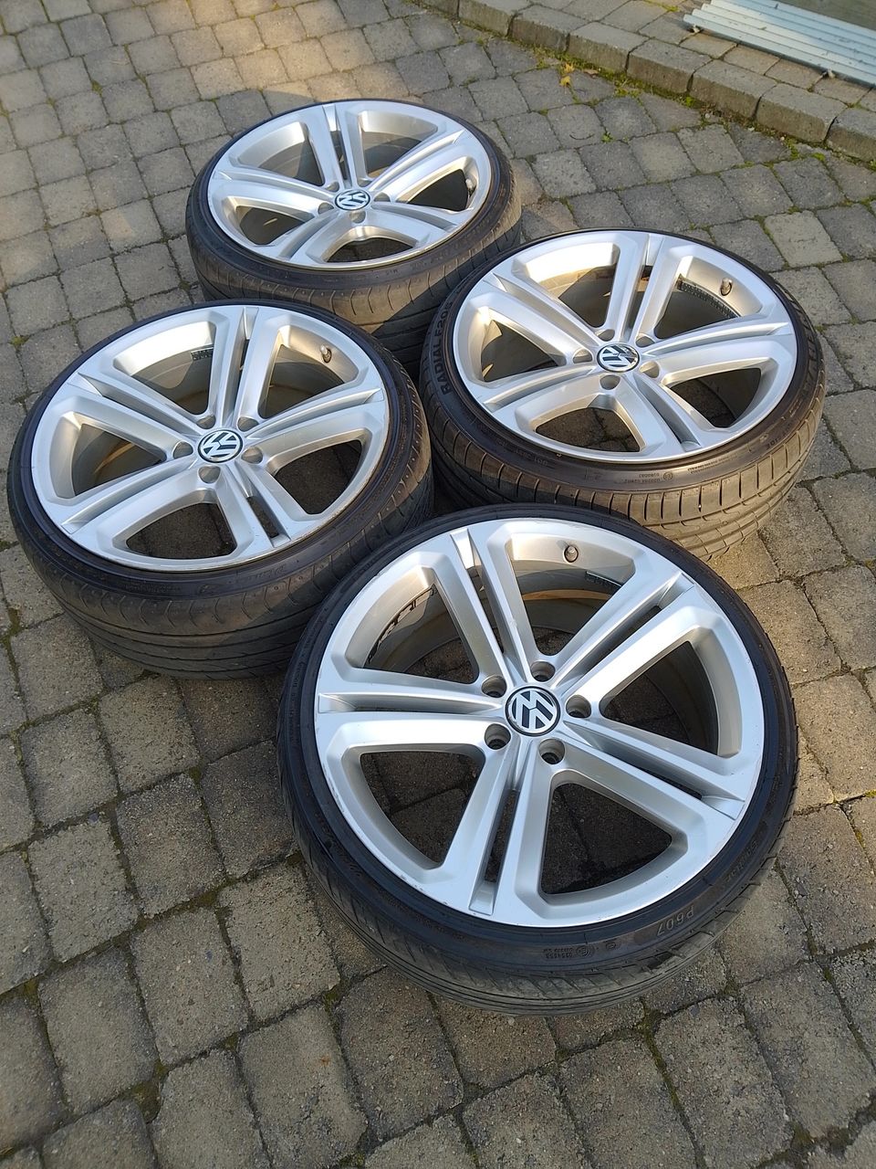 VW Mallory 19" 225/35R19 renkaat concave