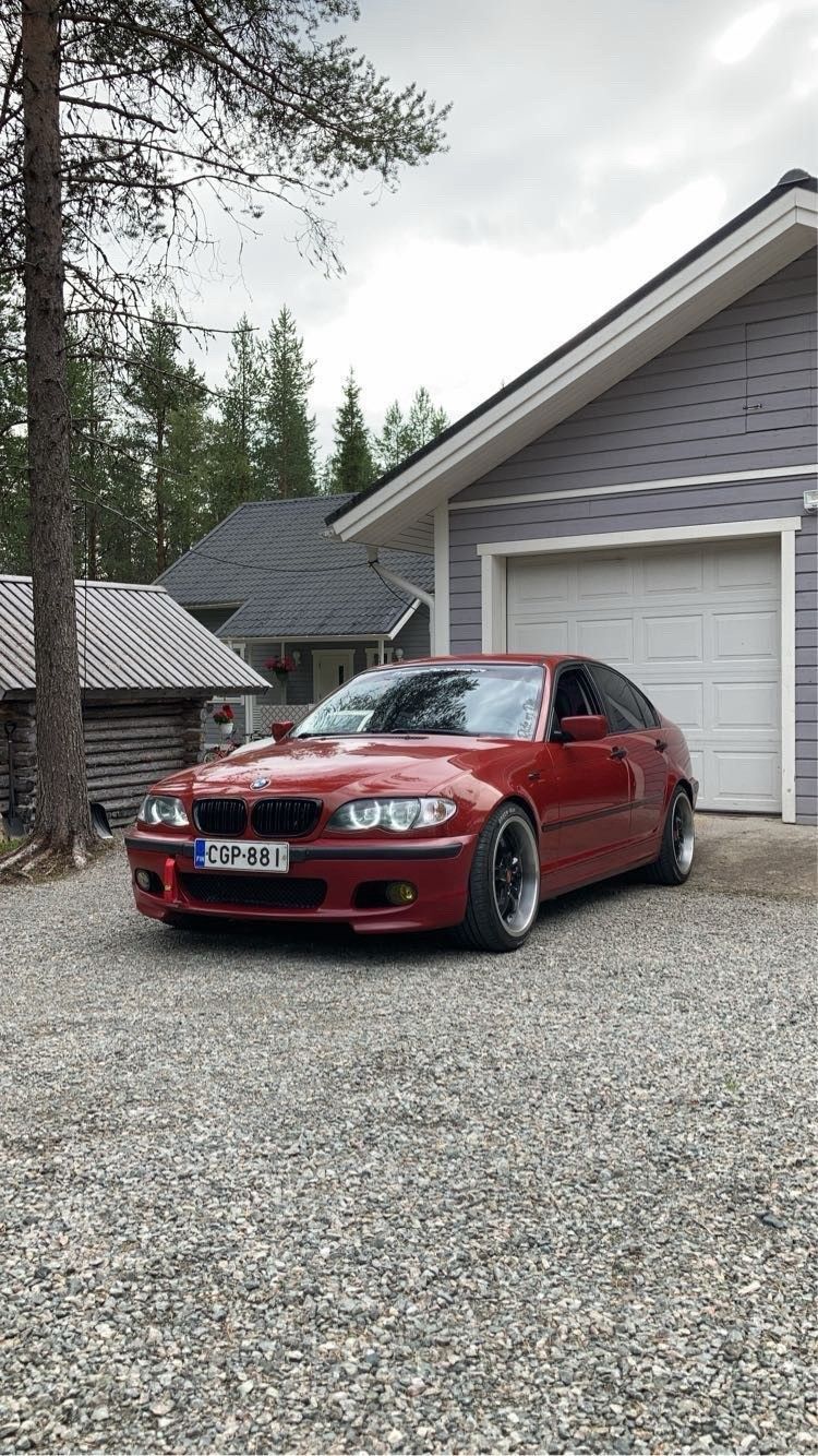 Myykää musta bmw e46 sedan konepelti